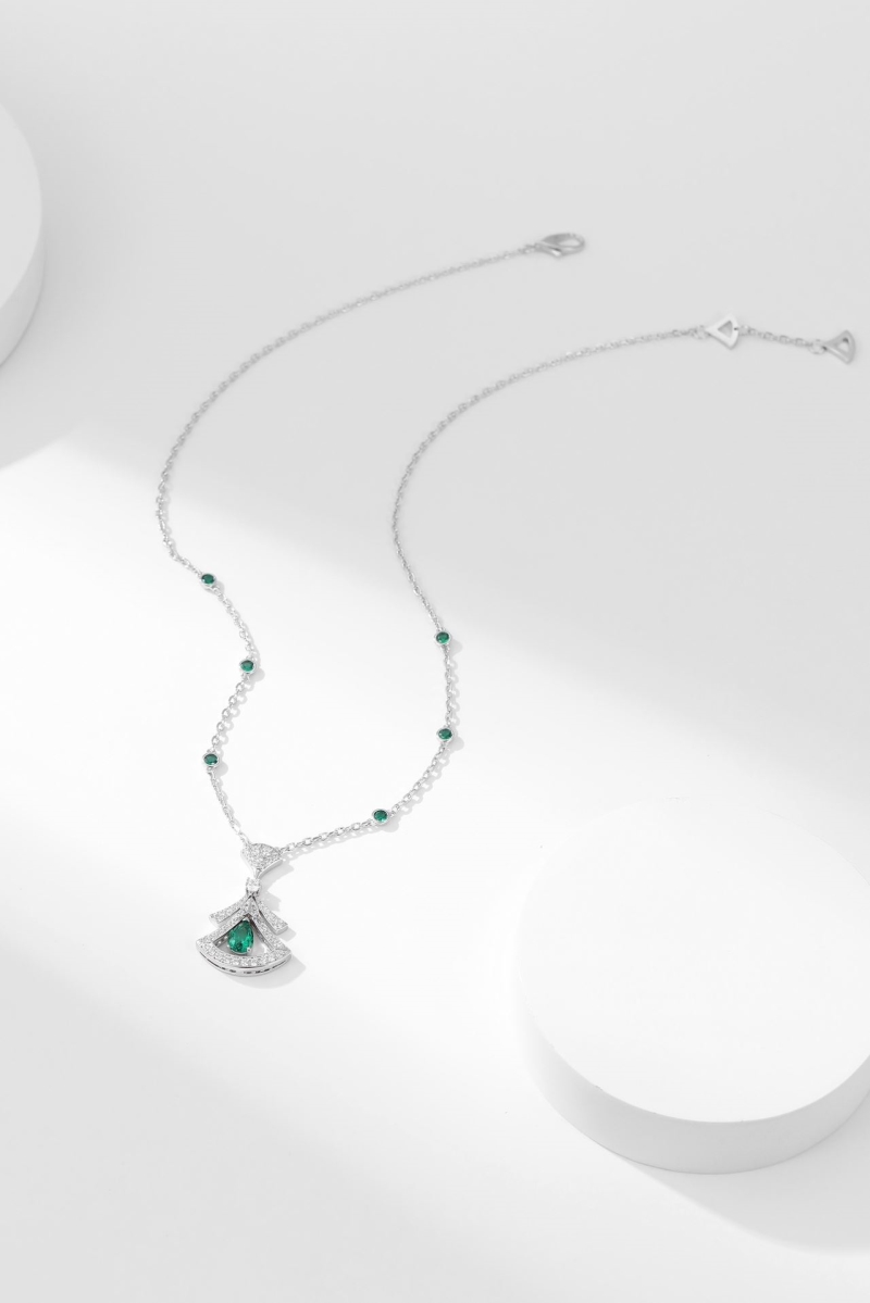 Bv1g*ai necklaces